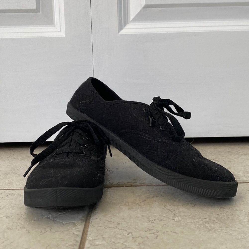 Size 7 Time and Tru black sneakers